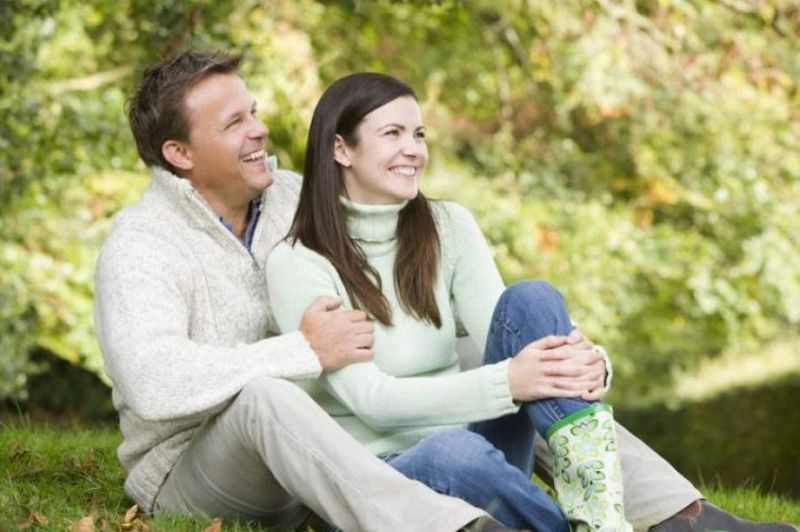 young-couple-sitting-on-grass-in-autumn-woods_BK0egI-Cri_PMNW-e1642703871850-9a2f359b.jpeg