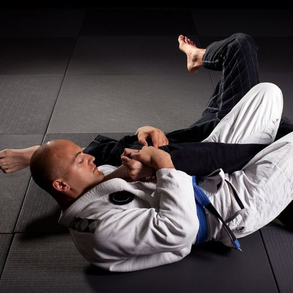 2 people practicing jiu-jitsu