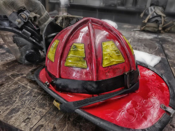 Firefighter_Red_Captains_Helmet.jpg