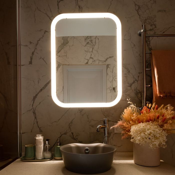 vanity mirror with ring light around it