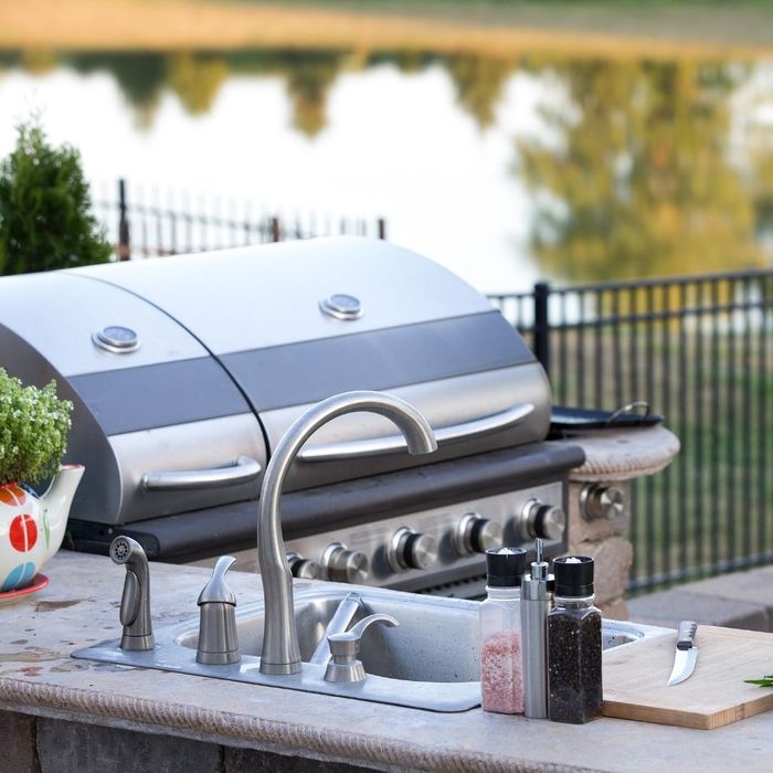 An outdoor kitchen grill
