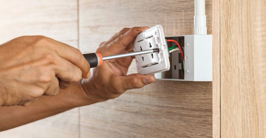 M37248 - Blog - 4 Ways to Keep Your Employees Safe From Electrical Hazards-Big Hero (1).jpg