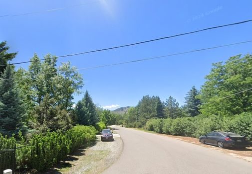 Artistic and residential area near Highway 36 and US-287. Features the NoBo Art District, Wonderland Lake Park, and access to Longmont and Lyons. Known for mountain views and a laid-back vibe. North Boulder (NoBo) Neighborhood