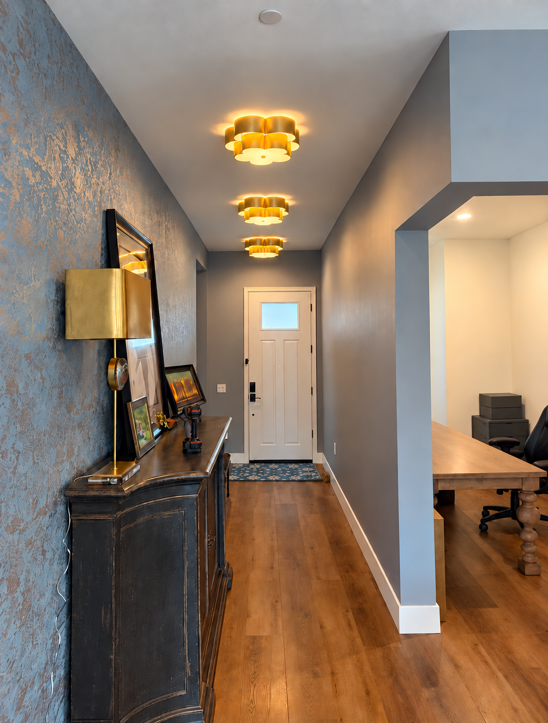 Hobrecht Lighting Designer Zack Rosson HCZackRElegant_entryway_with_gold_lighting.png