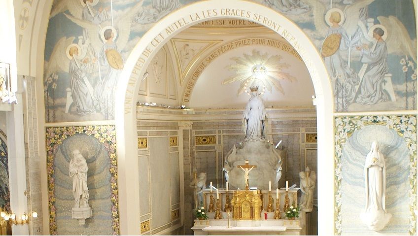 Miraculous Medal Chapel Altar.jpg