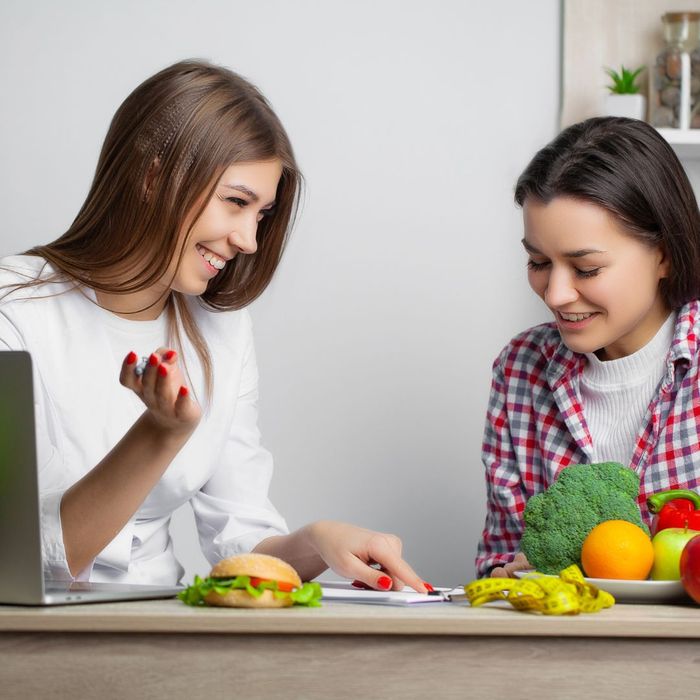 Nutritionist talking to woman about a weight loss program