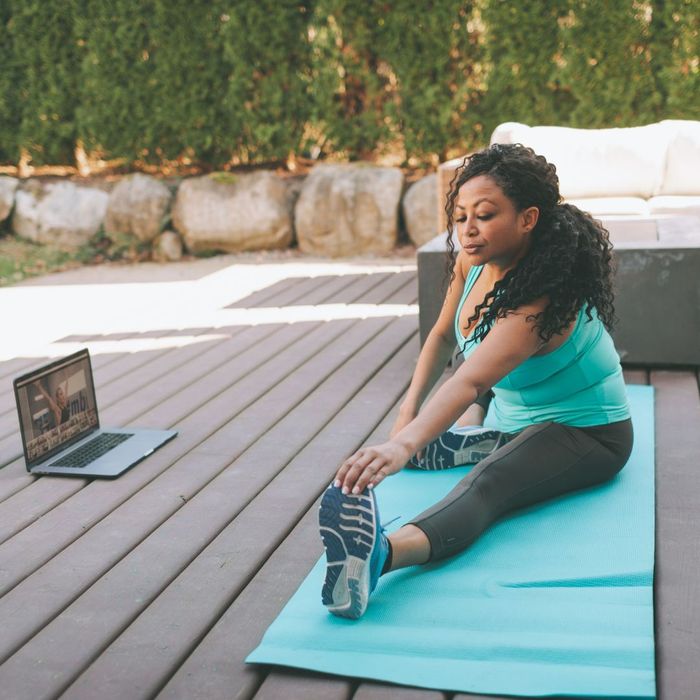 woman doing an online workout 