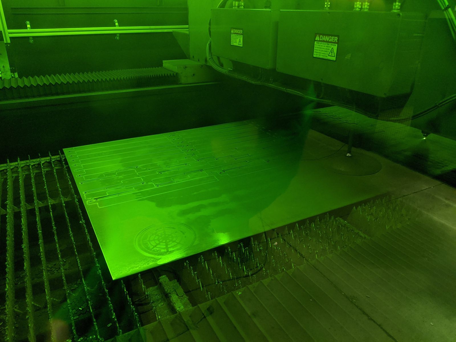 Metal fabrication under green light