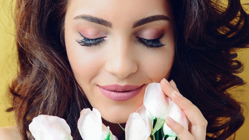 woman with lash extensions