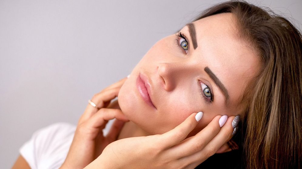woman with microbladed eyebrows