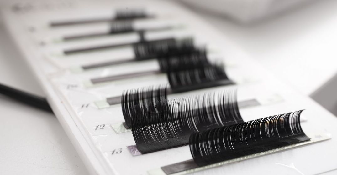 M17103 - Lash Envy Studios - What You Should Know Before Getting Lash Extensions - Feature Image.jpg