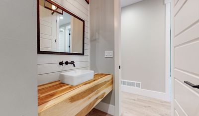 15 - Bathroom.jpg