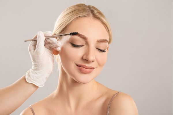 woman getting eyebrows shaped