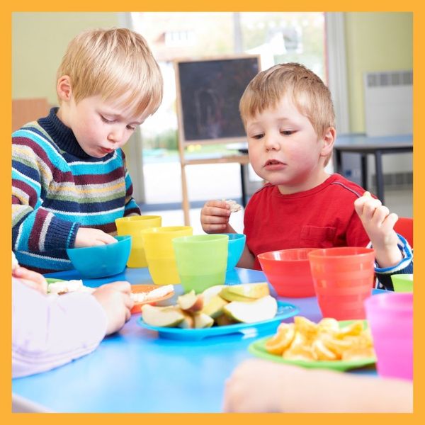 preschoolers eating snack