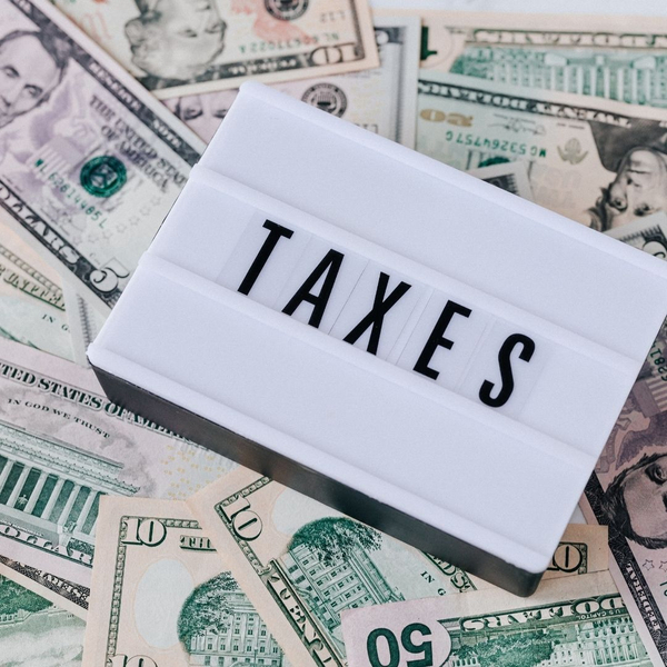 A small sign that says taxes