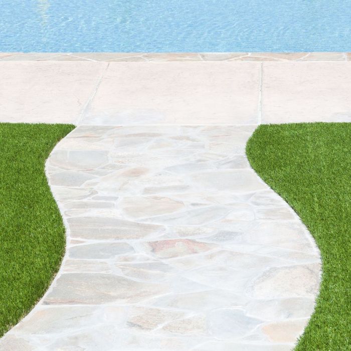 Artificial lawn with path by a pool. HowToChoosetheRightTypeofTurfGrassforYourResidentialYard-1.jpg
