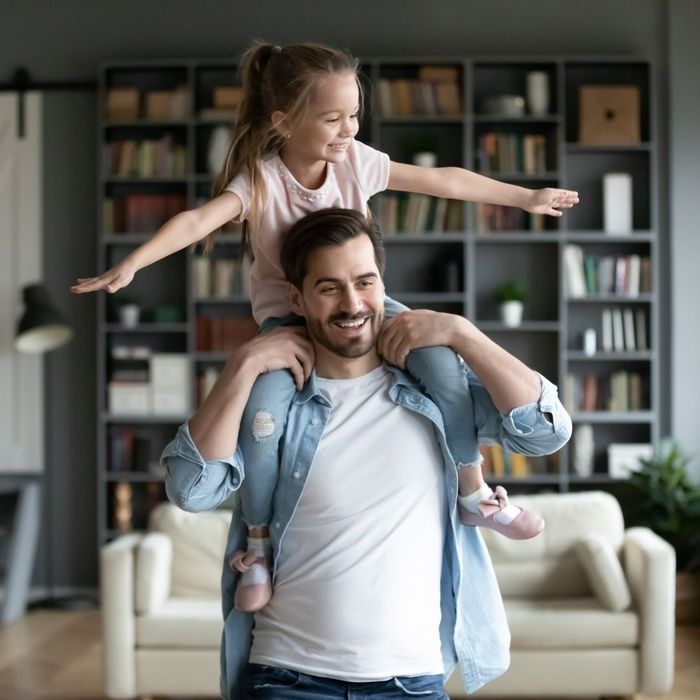 dad with daughter on shoulders