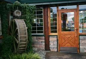 lumberjacks-restaurant-3.jpg