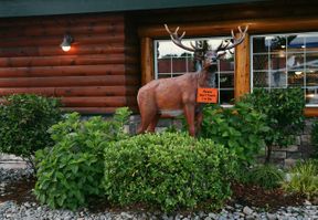 lumberjacks-restaurant-4.jpg