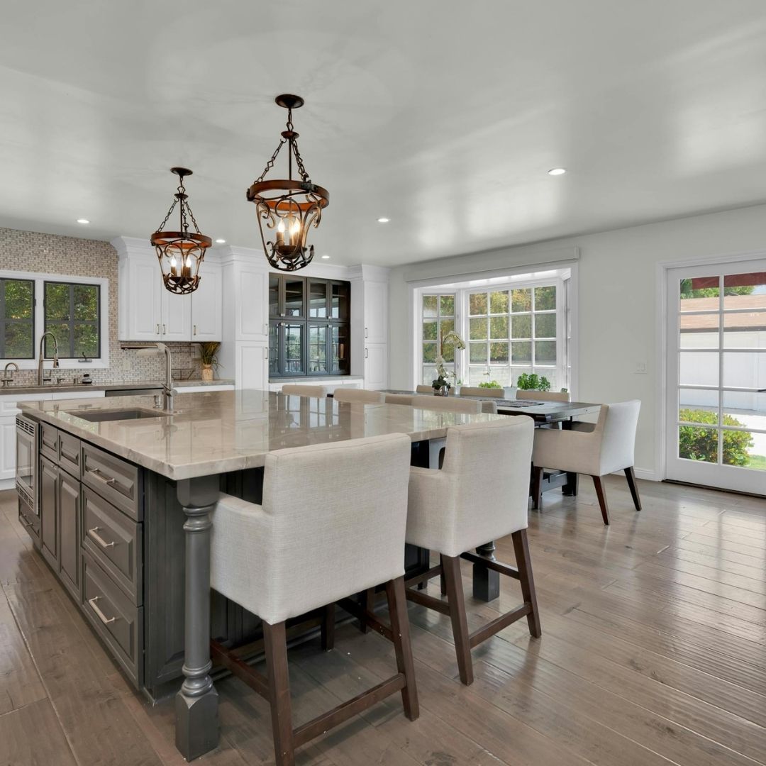 Kitchen with large island