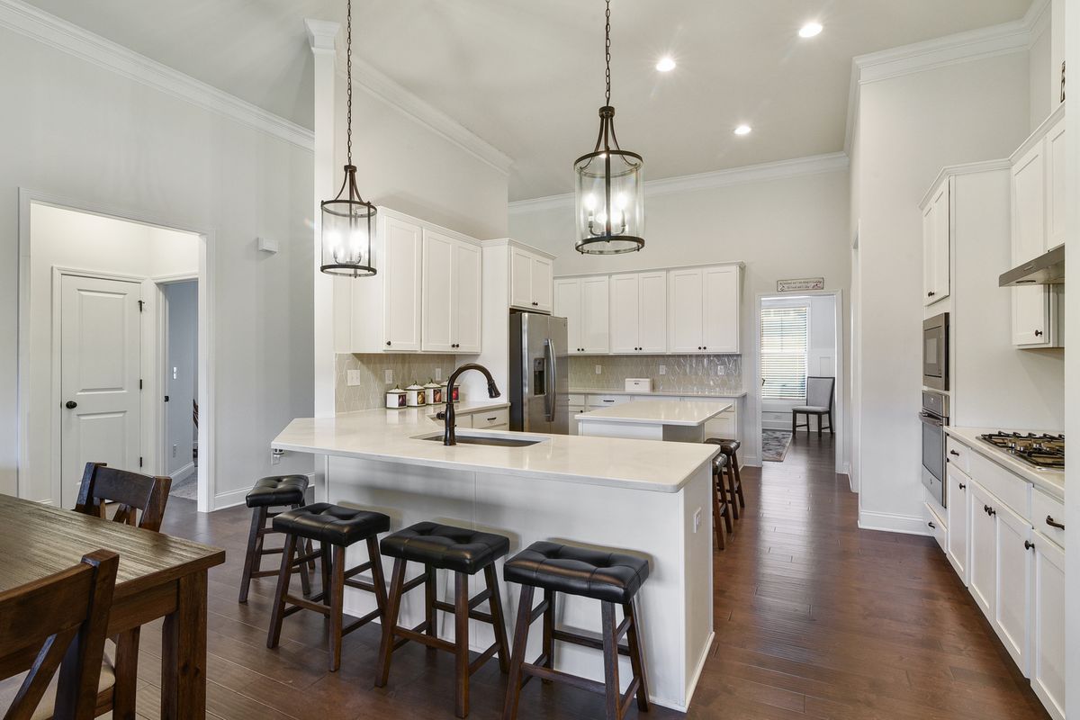 LARGE KITCHEN WITH 2 BARS