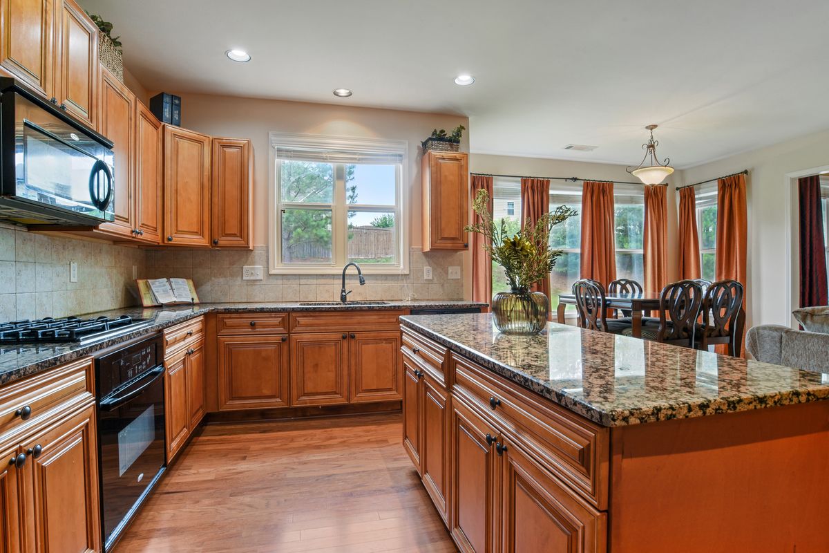BEAUTIFUL LARGE KITCHEN