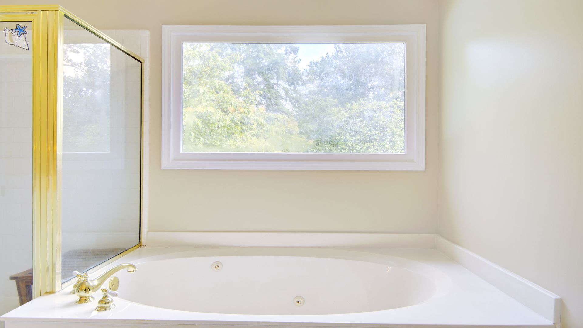 Owner's en-suite - jetted tub