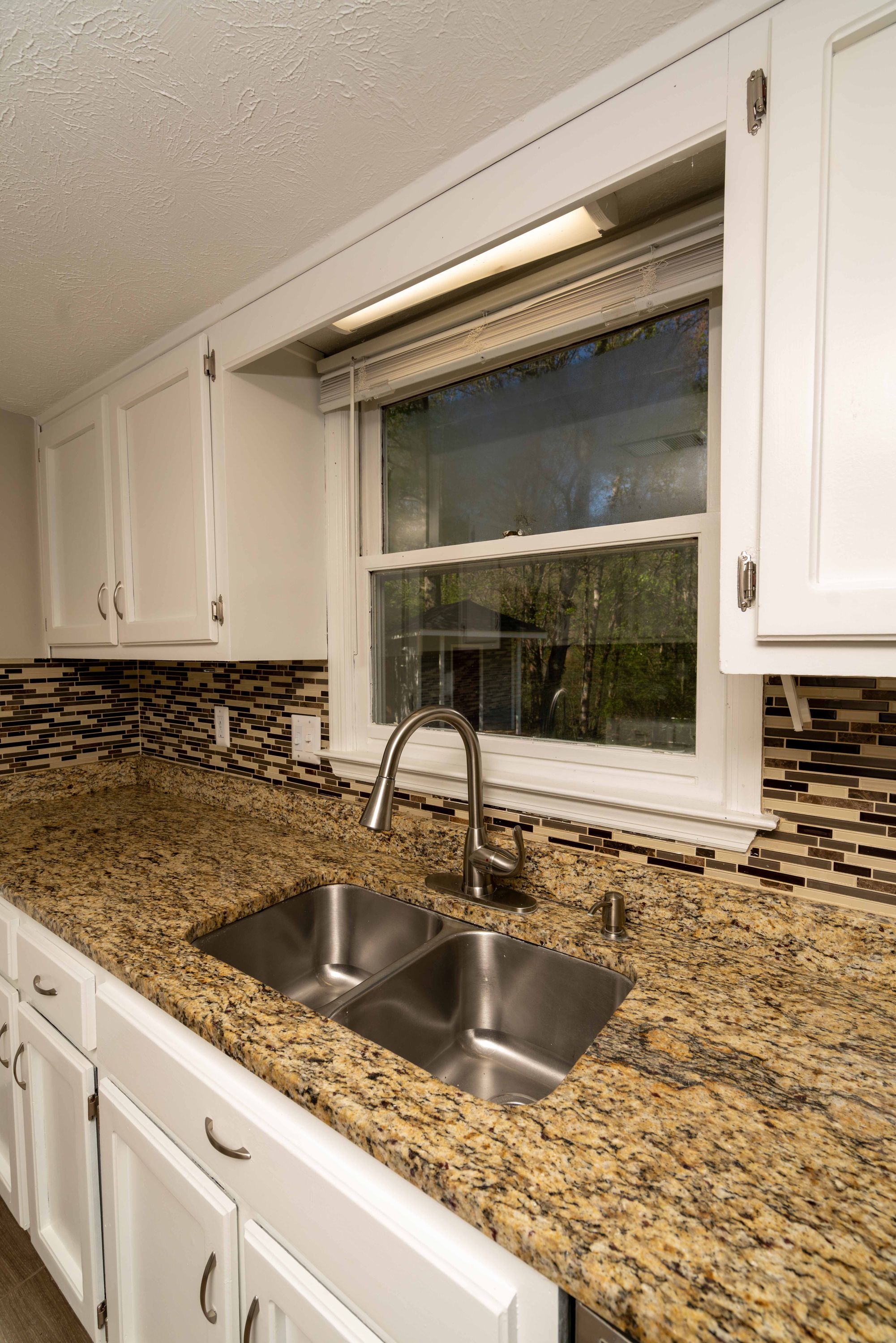 GRANITE COUNTERTOPS & GLASS BACKSPLASH