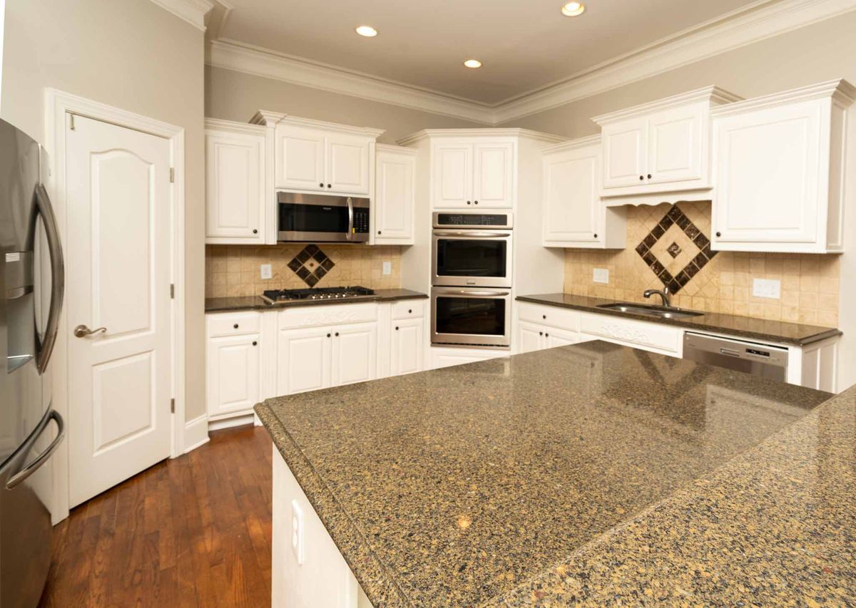 KITCHEN W/GRANITE COUNTERTOPS
