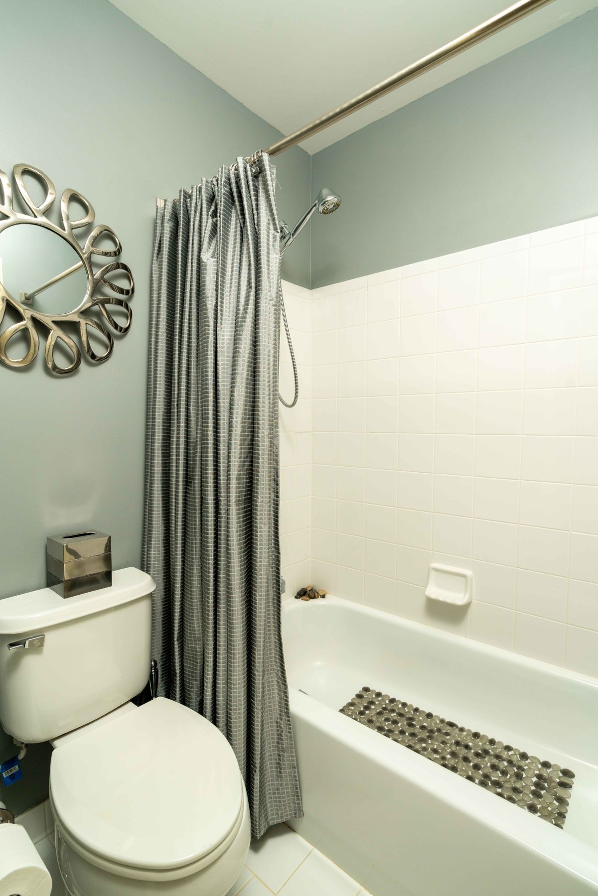 030 HALL BATH1.jpg