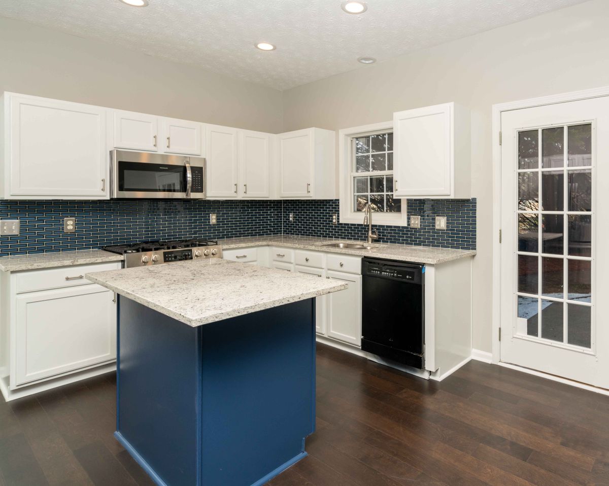 2718 ADAIR TL-KITCHEN2.jpg