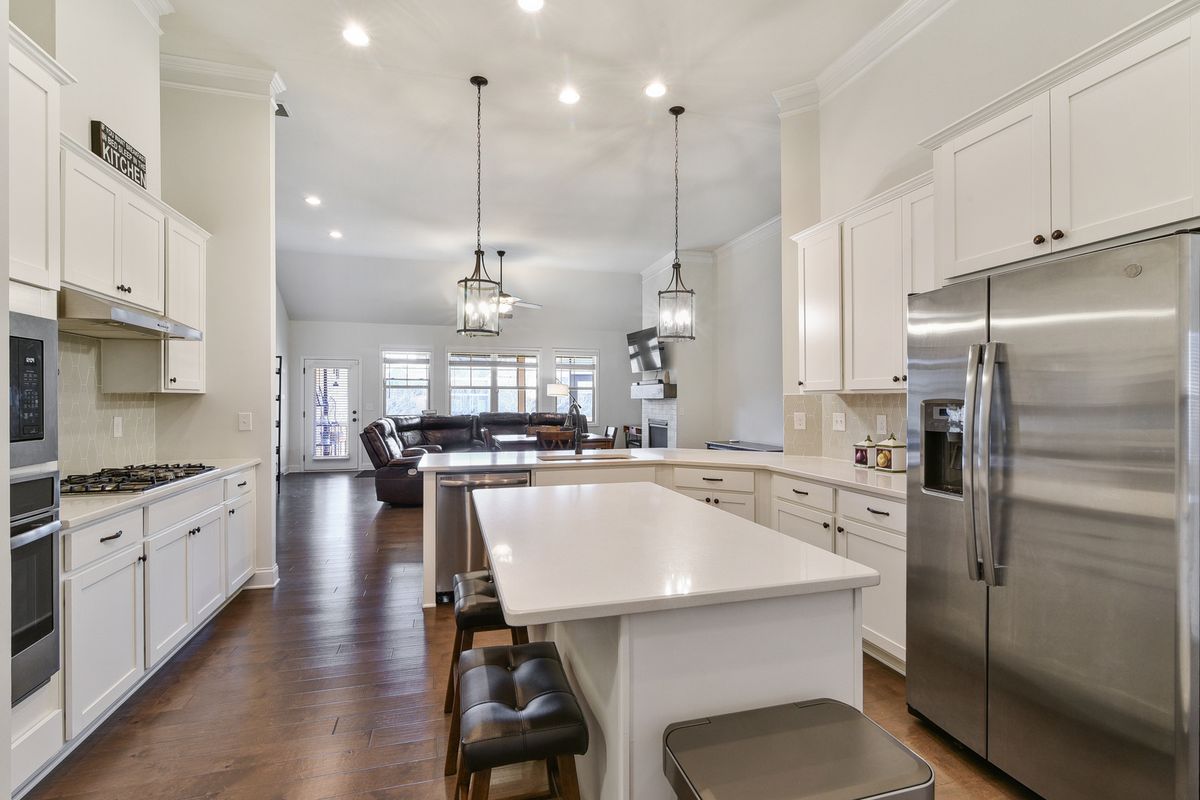 LARGE KITCHEN WITH ISLAND