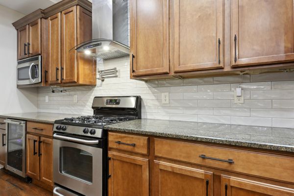 BEAUTIFUL CABINETRY & STONE COUNTER TOPS