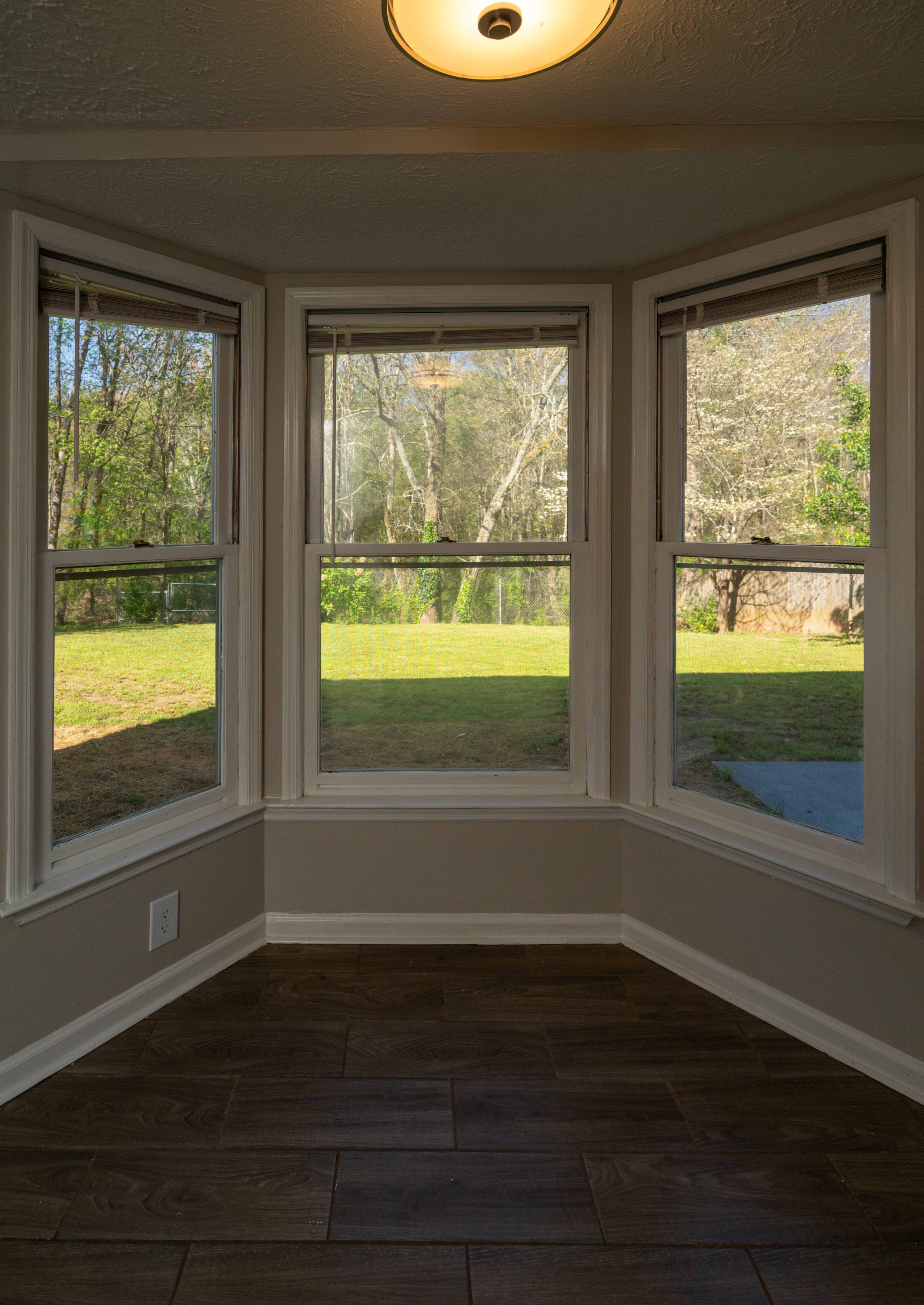 BREAKFAST AREA BAY WINDOW