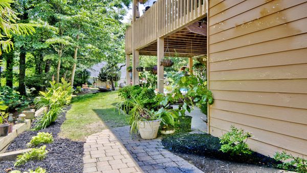 Terrace level (side of the house)