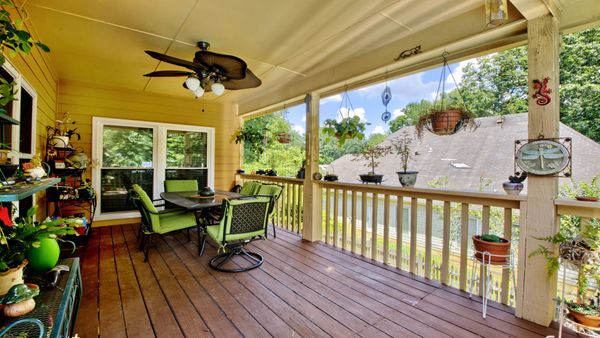 Upper level covered back deck
