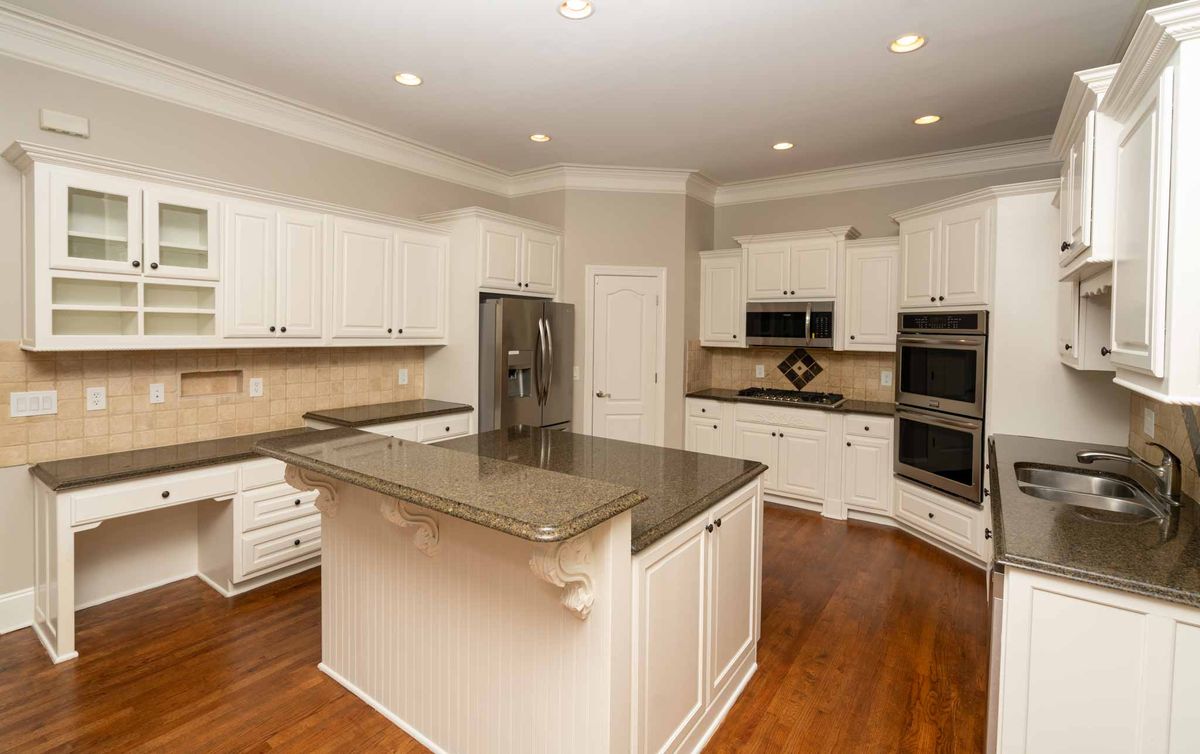 KITCHEN W/GRANITE COUNTERTOPS