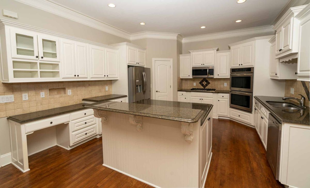 KITCHEN WITH EXTRA LARGE ISLAND