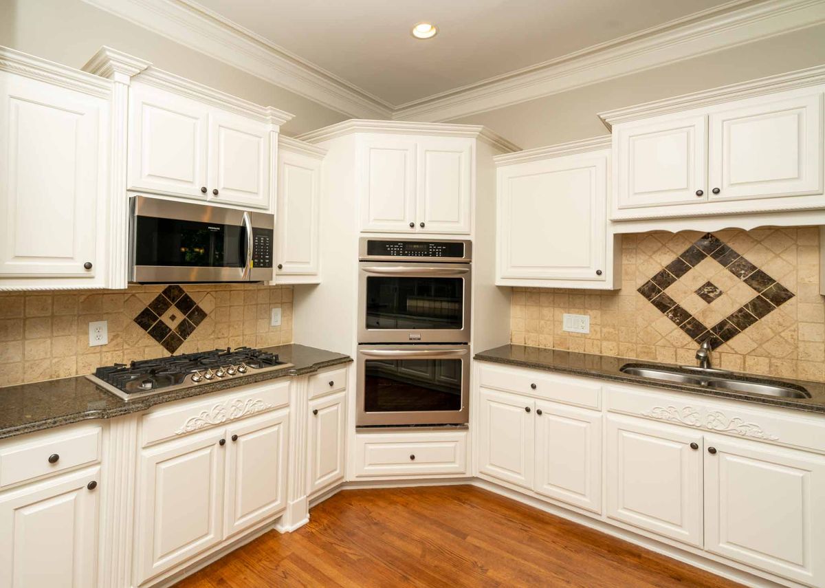 KITCHEN W/STAINLESS STEEL APPLIANCES