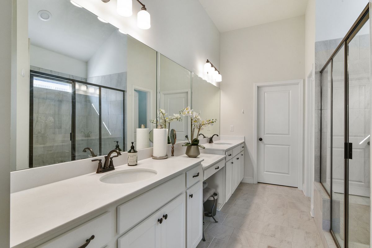 GOOD SIZE MASTER ENSUITE W/LARGE SHOWER
