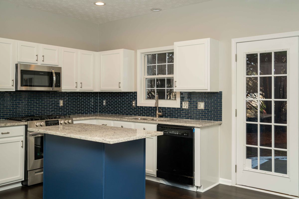 2718 ADAIR TL-KITCHEN3.jpg