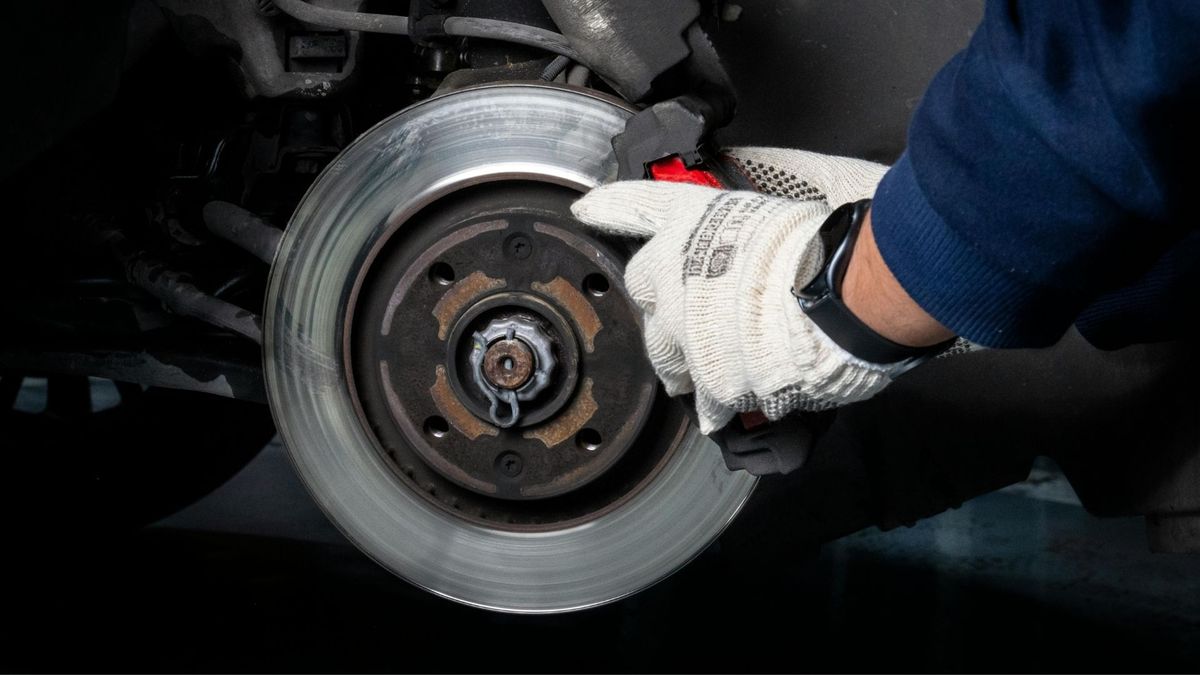 Warning Signs Your Vehicle Needs Immediate Brake Service - Hero.jpg