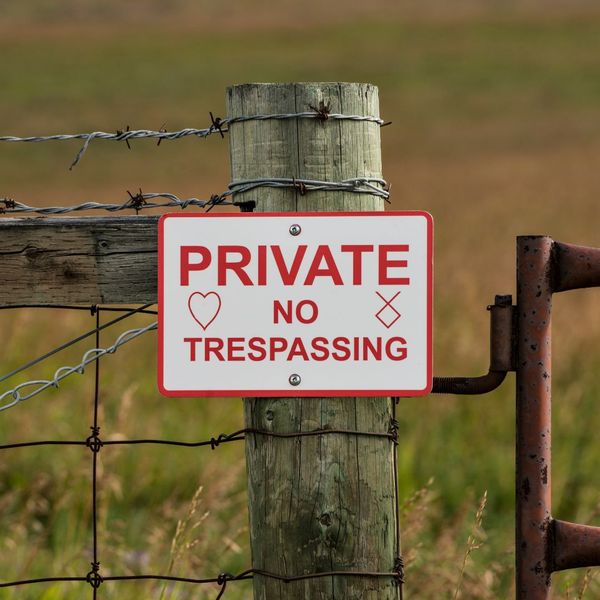 Private No Tresspassing sign