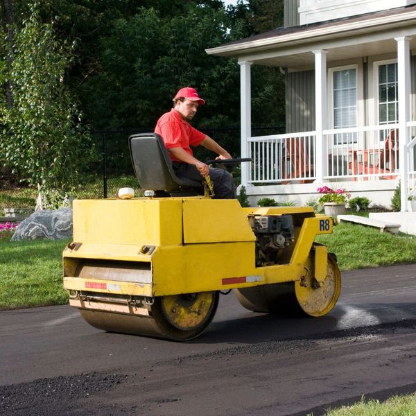 Asphalt installation with a heavy machine