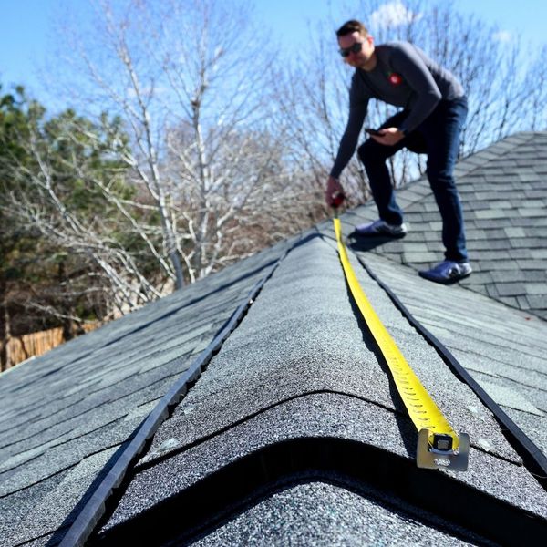roofer taking measurements