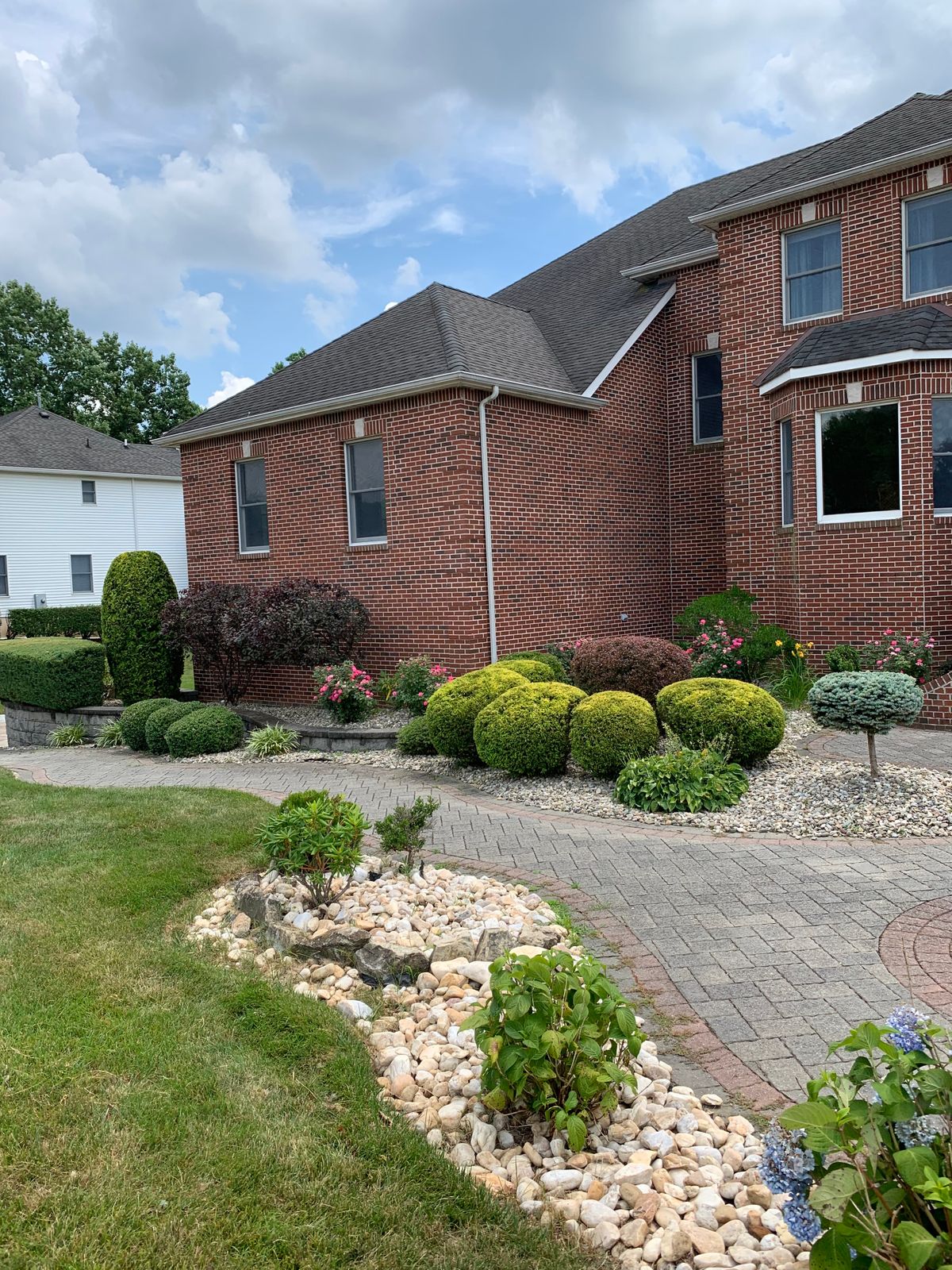 BEAUTIFUL LANDSCAPING 4 rt.jpg
