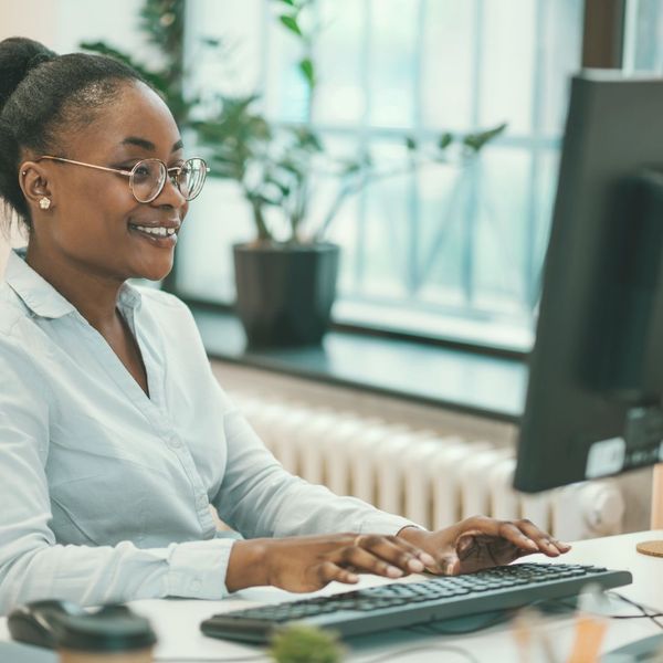 woman working on computer woman working on computer