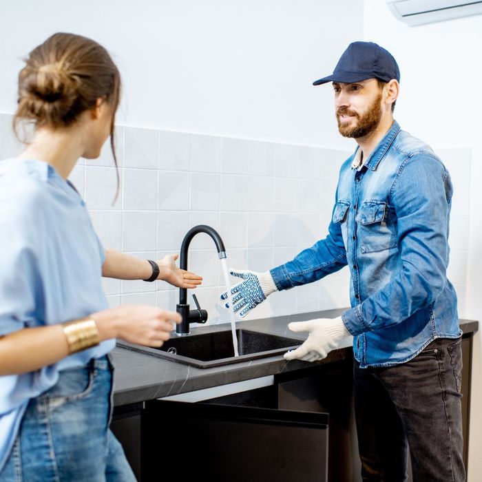 sink repair tech with customer