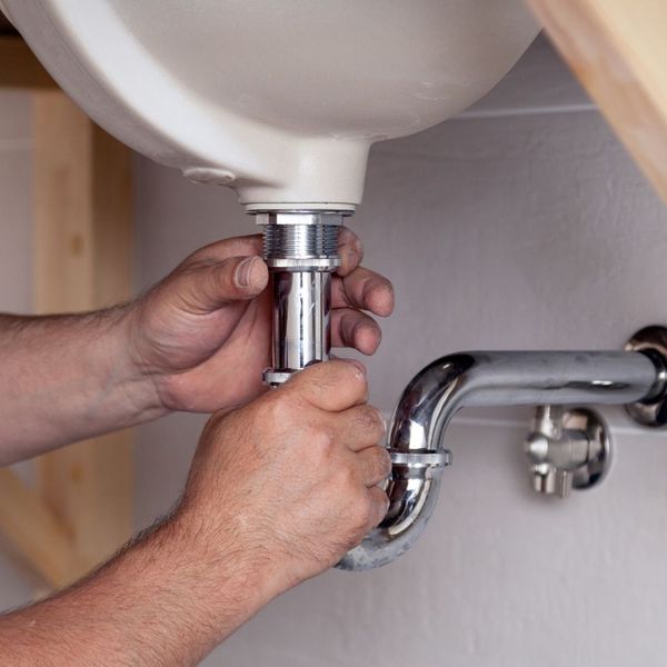 plumber fixes pipes