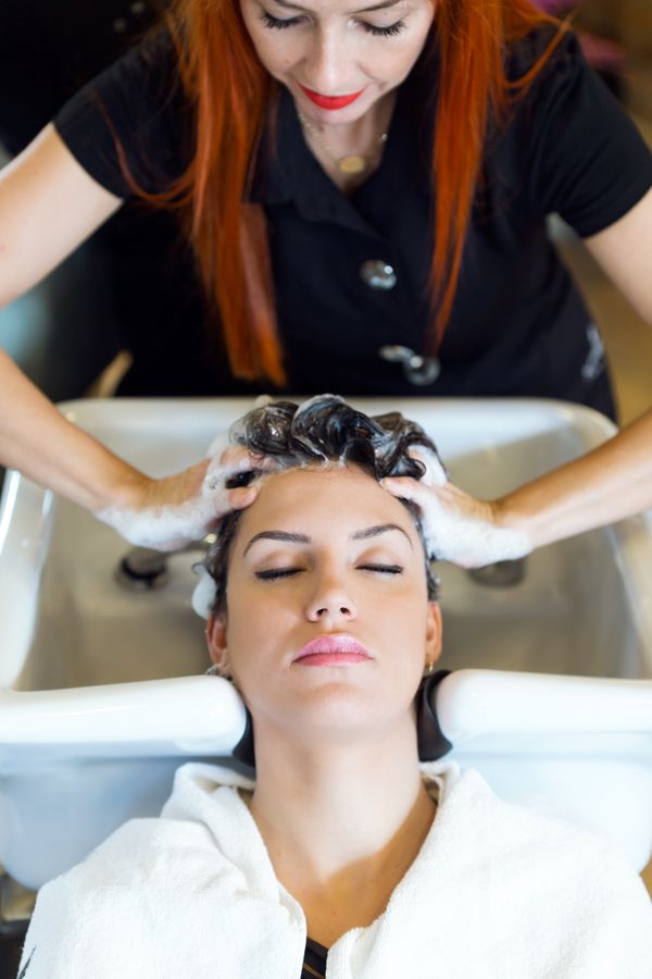 beautiful-young-woman-washes-hair-in-a-beauty-salo-M9RFE65.jpg